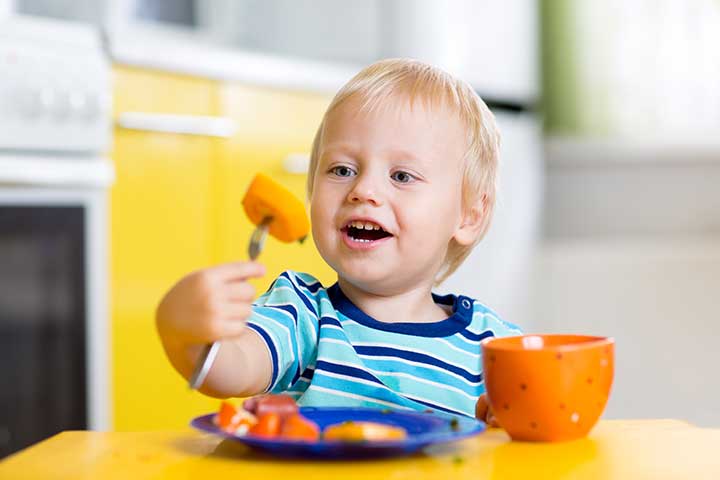 Kinder beim Essen im Kindergarten